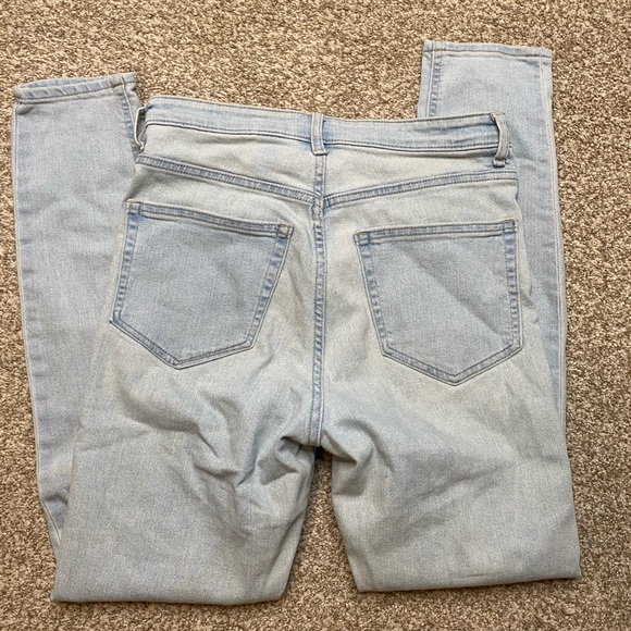 Light wash distressed knee curvy jeggings - Picture 2 of 5